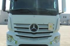 شاحنة مرسيدس أكتروس موديل 2014 بحالة نظيفة لا تحتاج منك أي مصاريف للتشغيل
