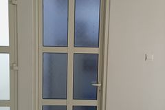 معلم المنيوم وزجاج سكريت