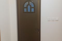 فني المنيوم وزجاج سكريت